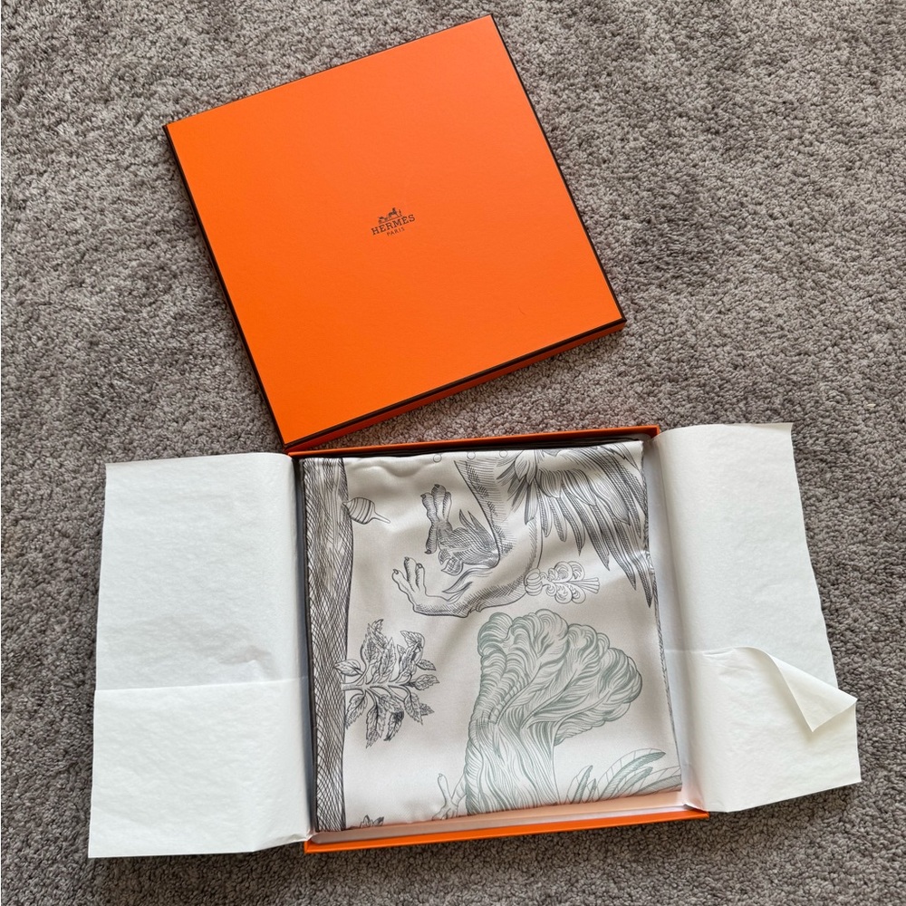Hermes Scarf 90

ARRE DOUBLE FACE DELLA CAVALLERIA FAVO